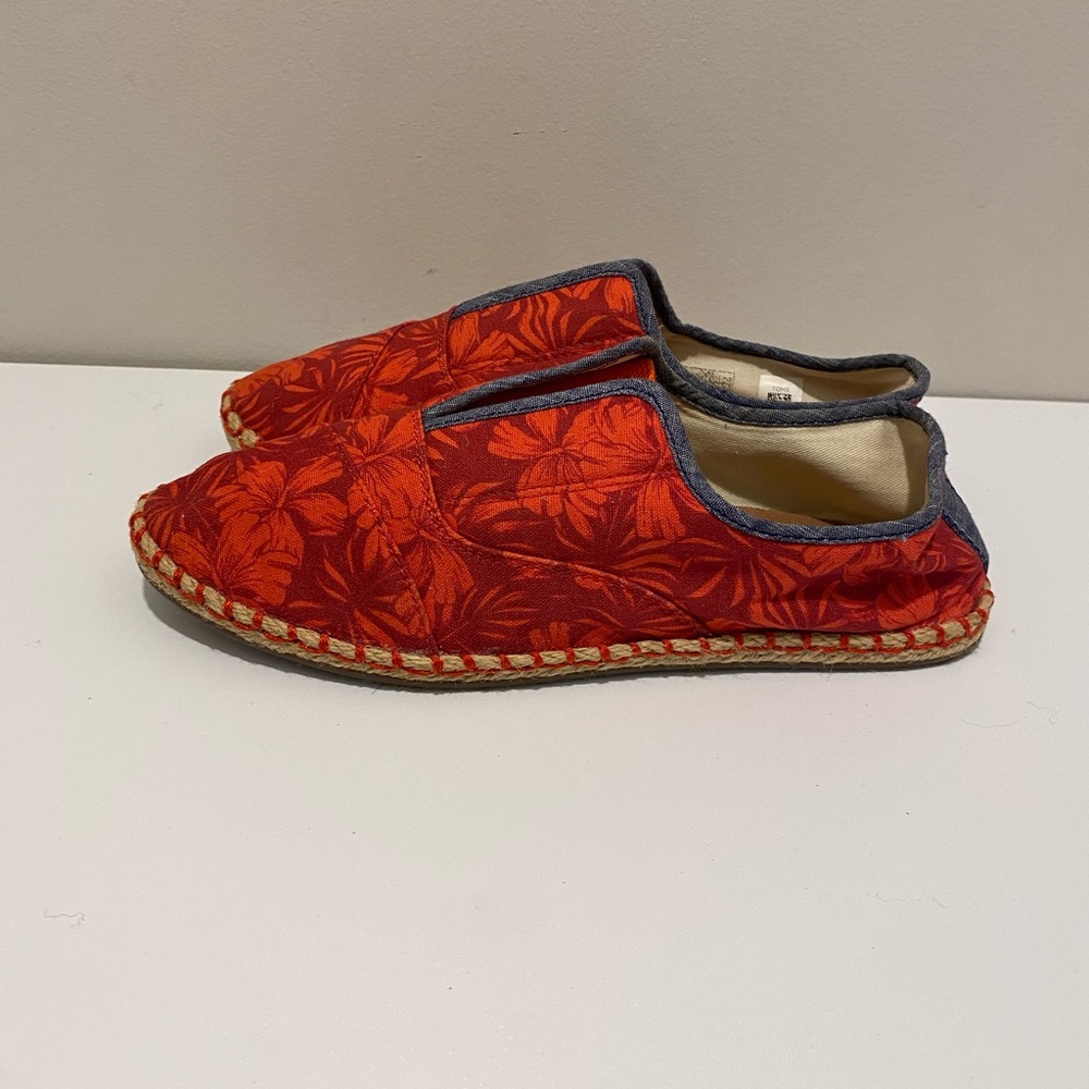 Toms Tropical Floral Slip-On Espadrilles Shoes Red Women’s Size 7.5 NWOT EUC